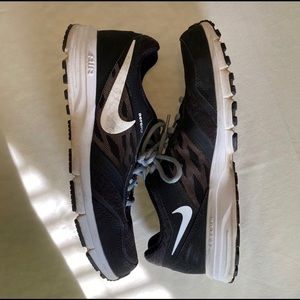 Nike black tennis shoes